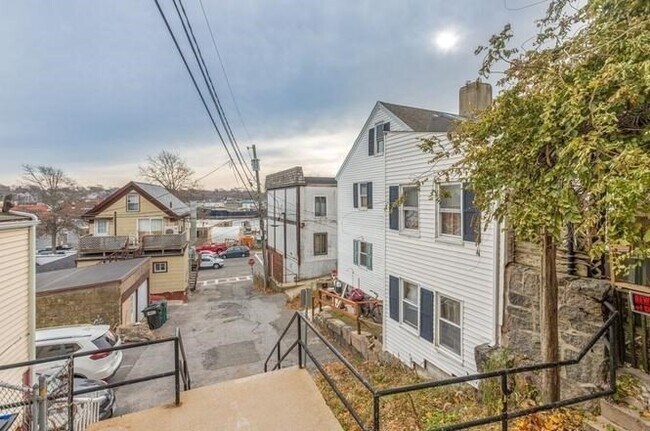 Building Photo - 6 Herrick Ct