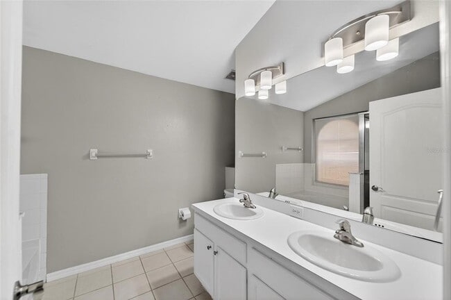 Building Photo - 11305 Symmes Lake Dr