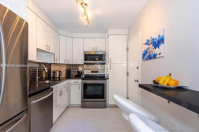 Building Photo - 300 Bayview Dr