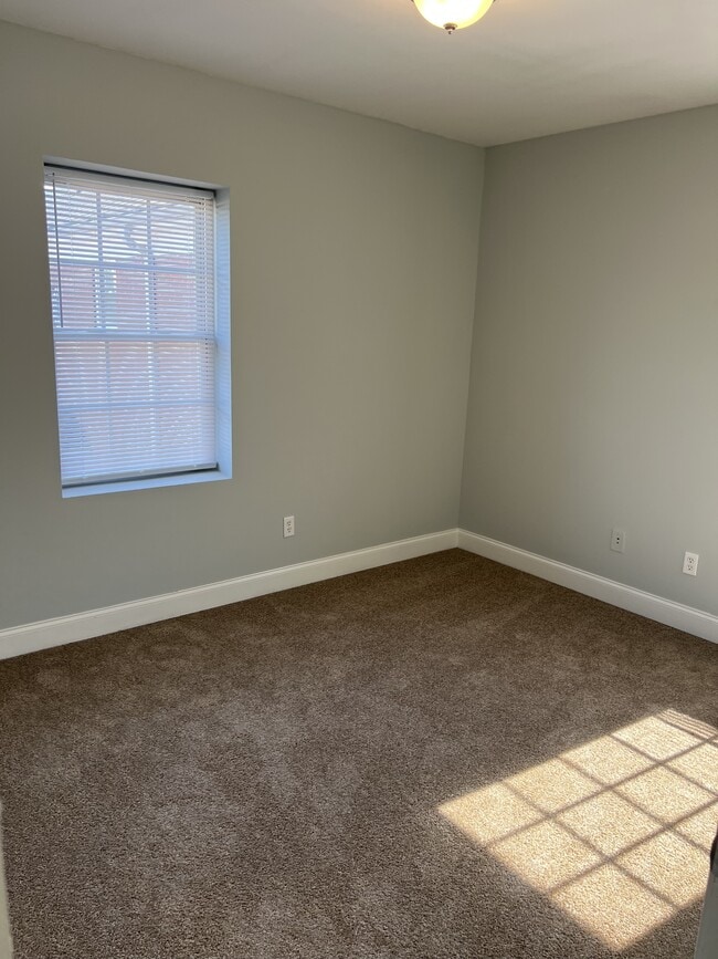 Building Photo - 2367 Cascade Rd