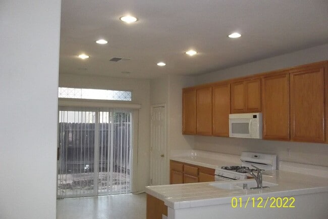 Building Photo - Beautiful Natomas area home on corner lot