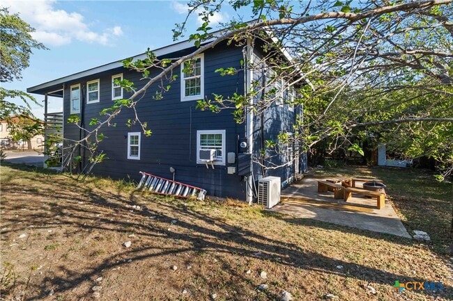 Building Photo - 2495 Lakeshore Dr