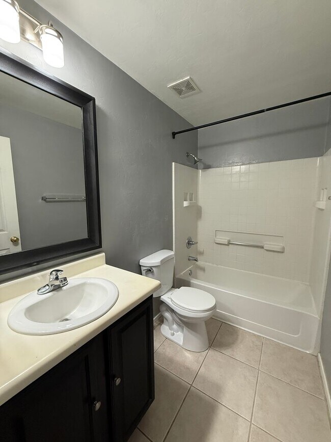 Building Photo - Beautiful 3-bed, 2-bath corner lot home in the desirable Riverhaven Community