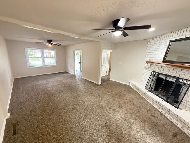 Building Photo - 4 Bed 2 Bath Springfield, MO
