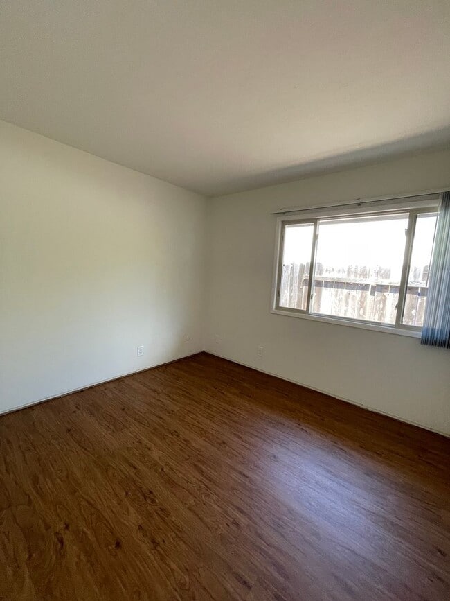 Building Photo - Terrific 3Br +/2Ba Single story house with...