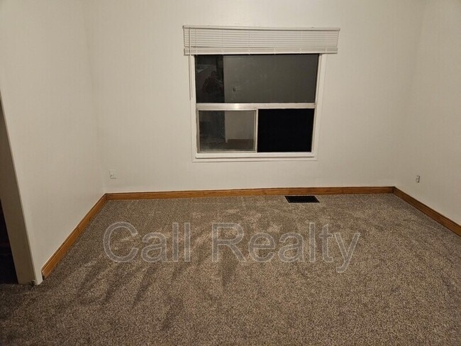 Building Photo - 12019 E Valleyway Ave