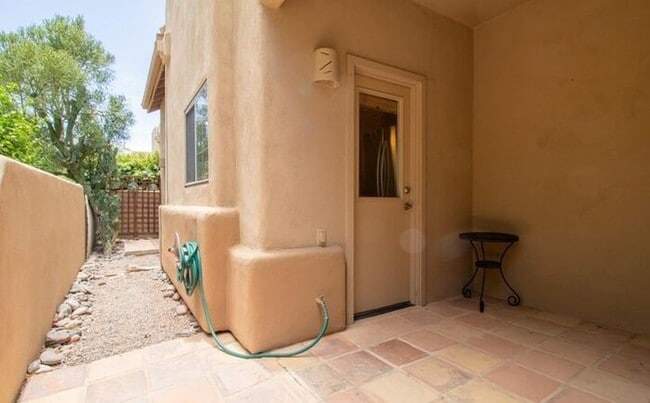 Building Photo - Gorgeous 2/2.5 condo for rent in Scottsdale.