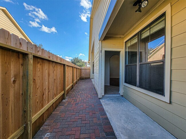 Building Photo - 3611 Cedar Flats Ln