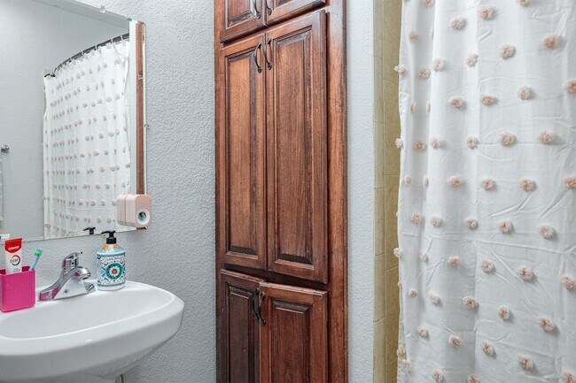 Building Photo - 121 La Paloma Dr