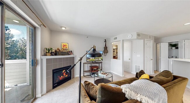 Building Photo - "Charming 1-Bedroom Condo with Mountain Views & Pool in Prime Boulder Location!"