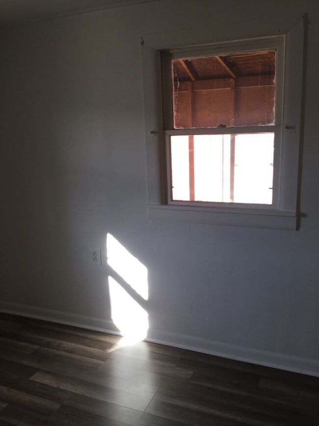 Building Photo - 3 bedroom 1 bath with large garage and shop