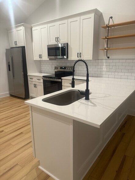 Building Photo - 420 Sloop St