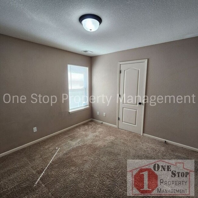Building Photo - Generously Sized 3 bedroom, 2.5 bathroom i...