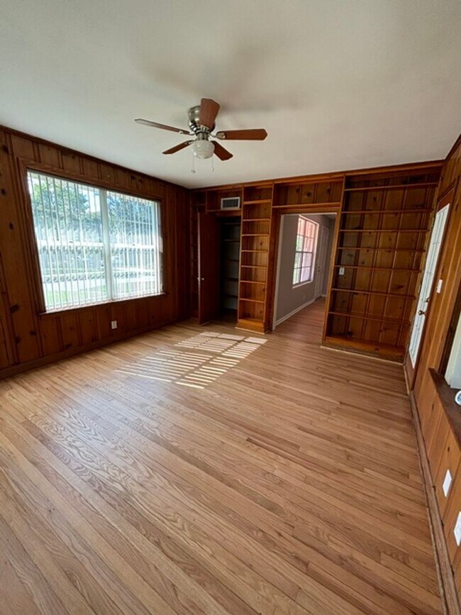 Building Photo - 3 bed 2 bath home in quiet neighborhood
