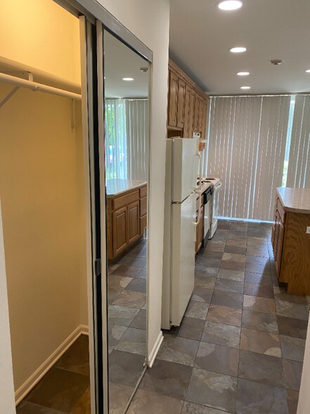 Building Photo - 5550 Abbey Dr