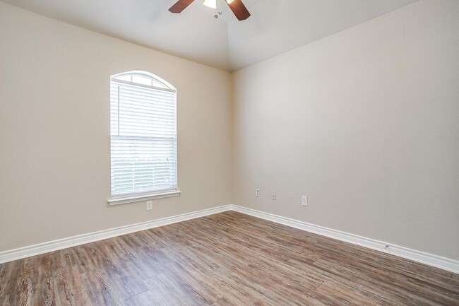 Building Photo - Perfectly located.  3 Bedroom, 2 Bath Home...