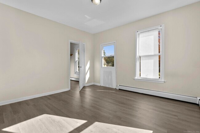 Building Photo - 141 Crown St