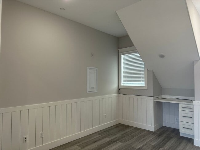 Building Photo - Gorgeous updated 2 bedroom available now!