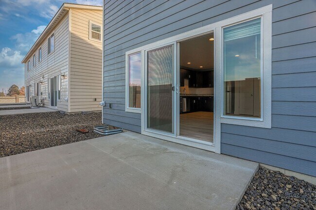 Building Photo - 977 Creer Way