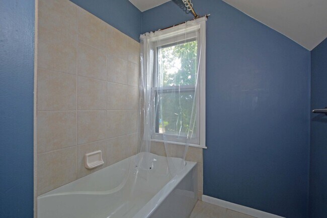 Building Photo - 3BD Home with Deck, Fenced Yard & Garage—S...