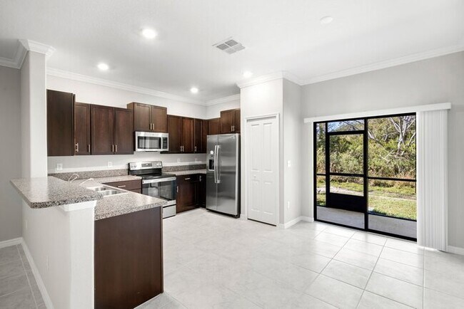 Building Photo - LIKE NEW Townhome in Willow Square!