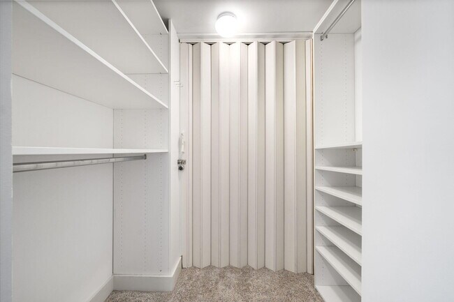 Building Photo - 347 N New River Dr E