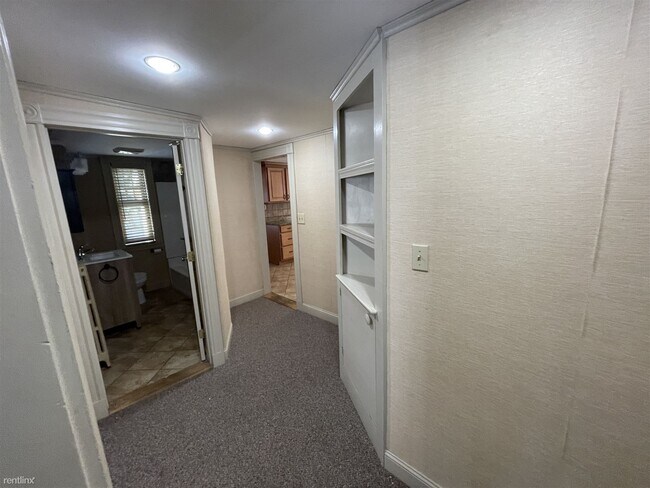 Building Photo - 2 br, 1 bath Duplex - 26 Shepard St 2