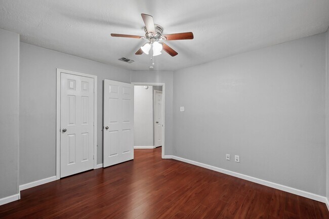 Building Photo - 5714 Overton Park Dr