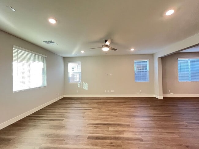 Building Photo - *** MOVE-IN SPECIAL*** BRAND NEW 4 bedroom with In-law suit 3 bath home located in Henderson, NV!