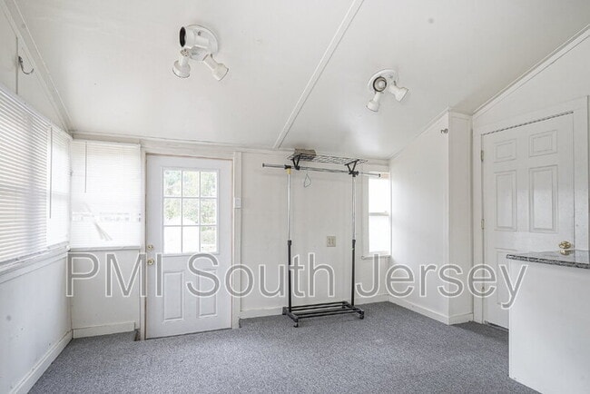 Building Photo - 121 Oak St