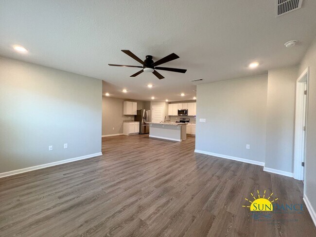 Building Photo - Gorgeous 4 Bedroom Home in Crestview!