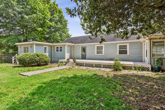 Building Photo - Water Views, Hampton, 3 bed 2.5 bath Ready Now!