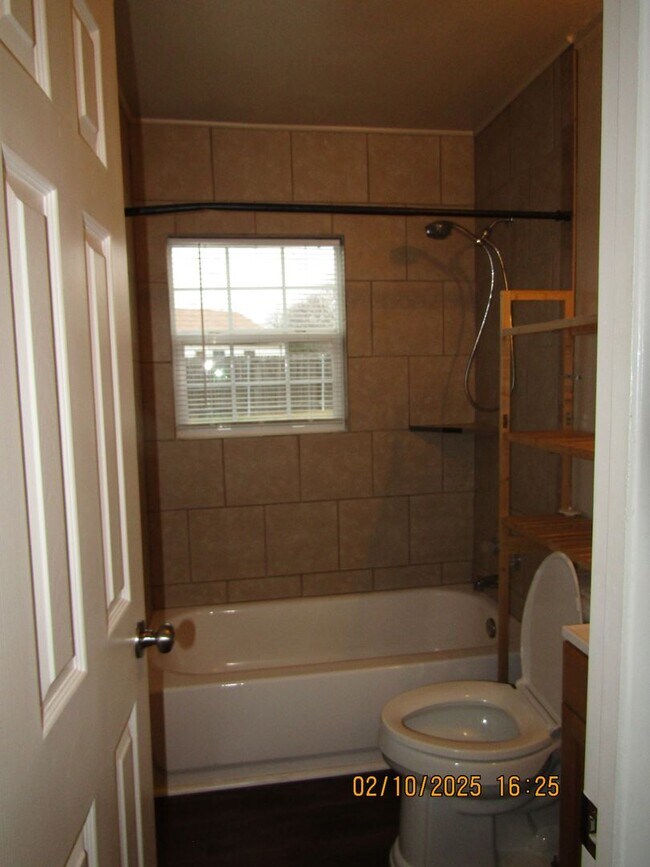 Building Photo - New listing! 3 bedrooms/1 bath/garage with carport