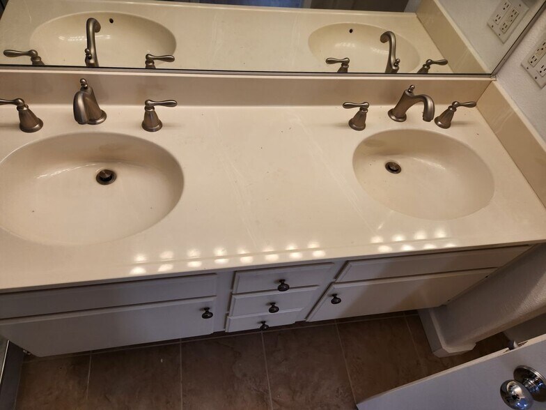 Building Photo - 2125 Tehachapi Dr