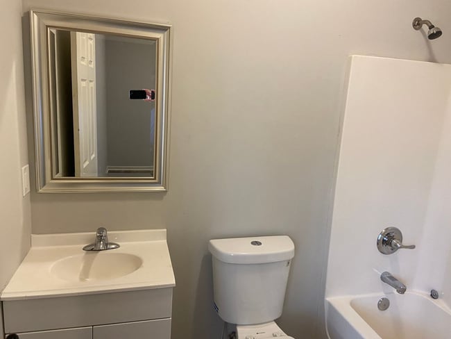 Building Photo - 4 bedroom/4 bath