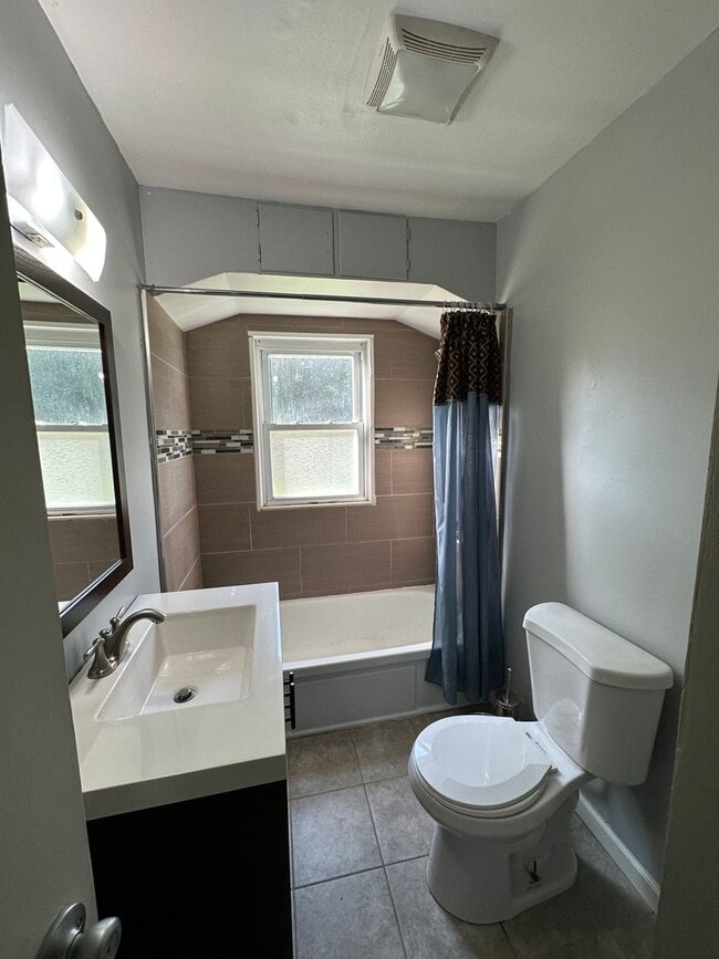 Building Photo - Nice 2bd / 1 ba house with attached garage...
