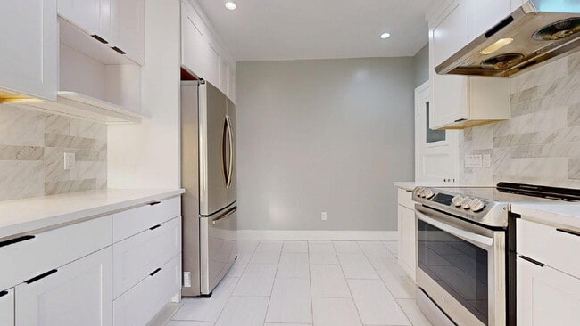 Building Photo - Remodeled 2 Bedroom | 1.5 Bathroom | Spaci...