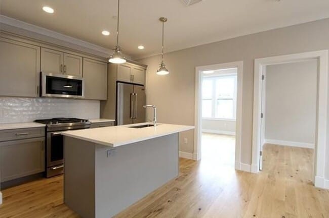 Building Photo - Room Available in Modern 2BR Condo – Jeffr...