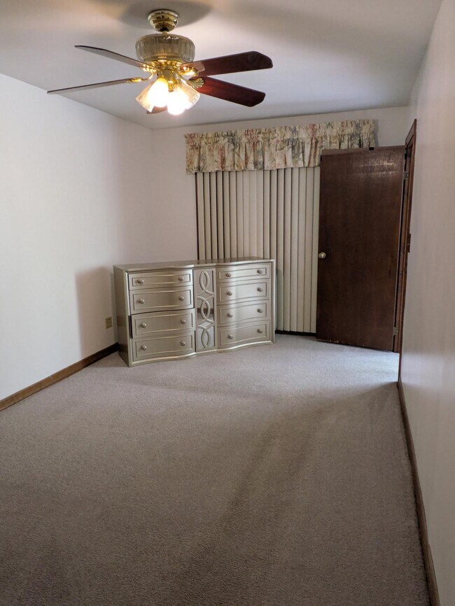 Main bedroom - 5734 W Newport Ave