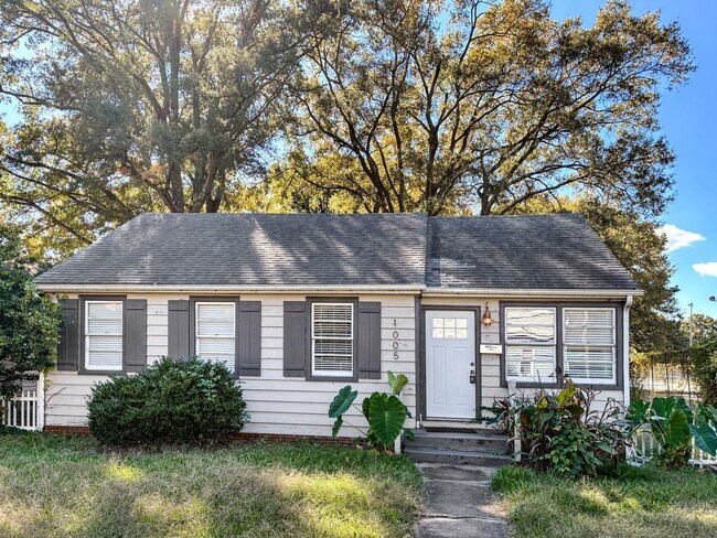 Primary Photo - Newly Remodeled 3 Bedroom Home - Northside...