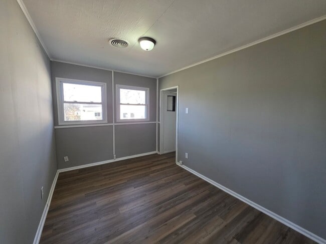 Building Photo - Charming 3-Bedroom Home – Modern, Clean & Carpet-Free!