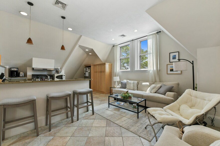 Primary Photo - 1774 Beacon St