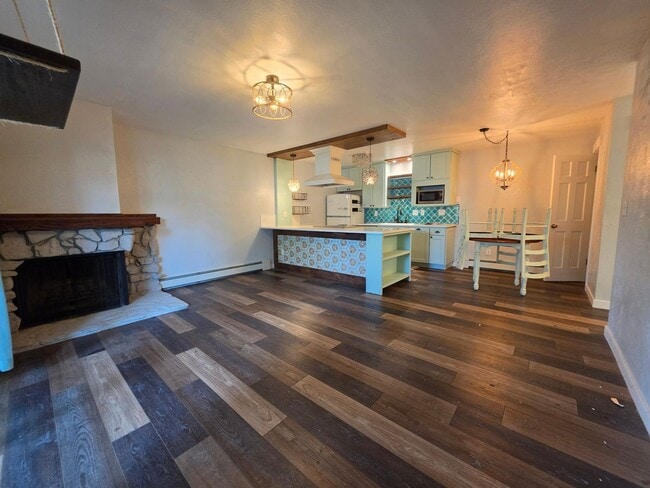 Building Photo - Stylish Ground Level Condo 2 Bedroom 2 Bath!