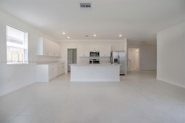Building Photo - 2351 SE 27th Dr
