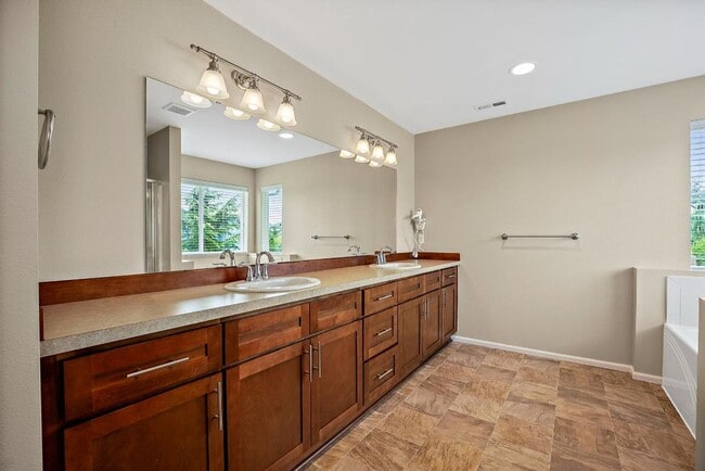 Building Photo - Spacious Spanaway Home w/ A/C & 5 Bedrooms...
