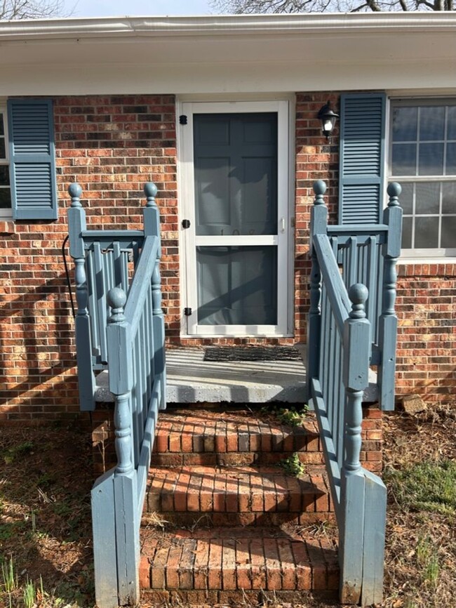 Building Photo - Beautiful Home