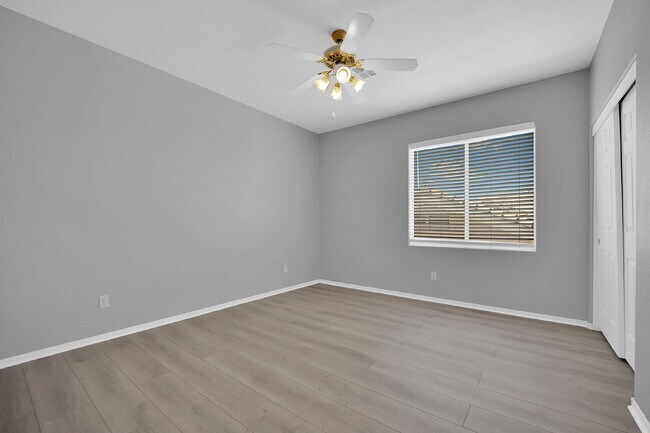 Building Photo - Spacious 4-bedroom, 3-car garage home feat...