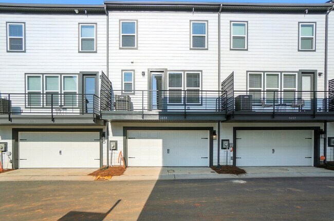 Building Photo - Brand-new three-story townhome in the Univ...