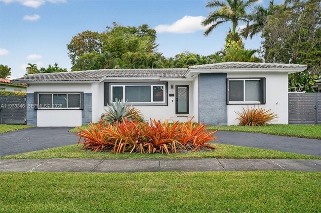 Building Photo - 425 NE 114th St