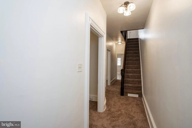 Building Photo - 5 Bedroms 1&1/2 Bathroom